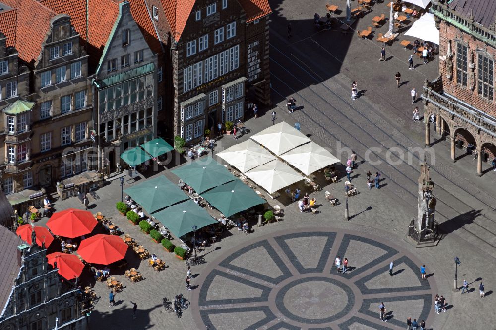 Aerial photograph Bremen - Tables and benches of open-air restaurants on street Am Markt in the district Altstadt in Bremen, Germany