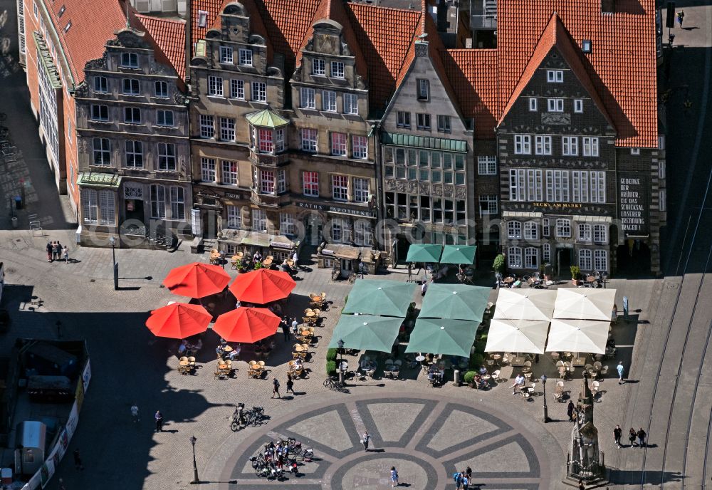 Bremen from the bird's eye view: Tables and benches of open-air restaurants on street Am Markt in the district Altstadt in Bremen, Germany