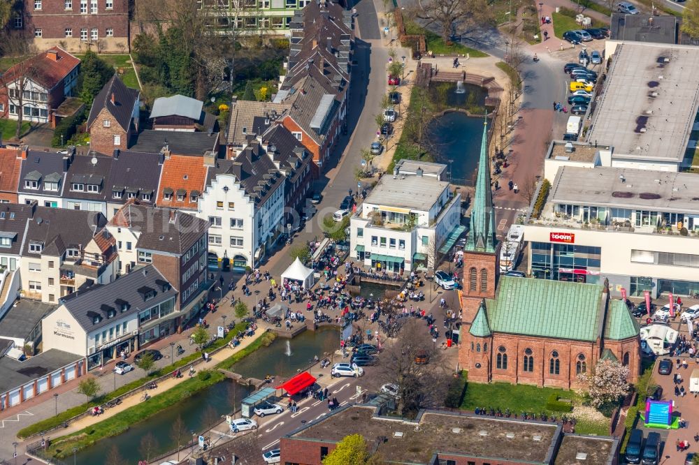 Aerial image Dorsten - Tables and benches of open-air restaurants on Ostgraben - Ostwall in Dorsten in the state North Rhine-Westphalia, Germany