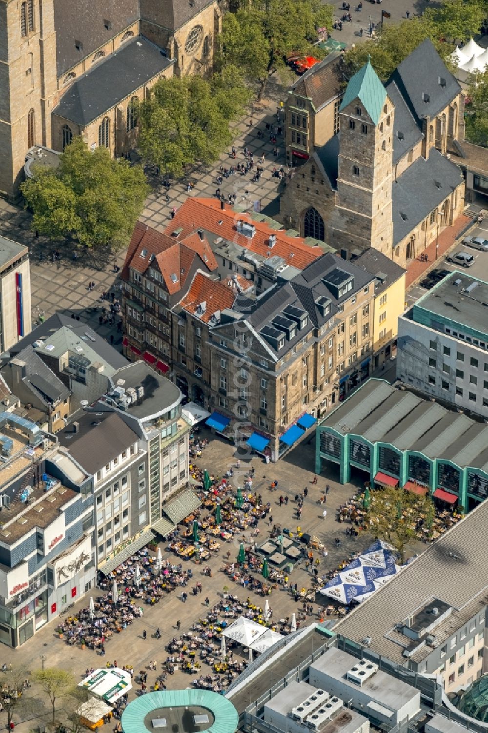 Dortmund from above - Tables and benches of open-air restaurants on place Alter Markt in Dortmund in the state North Rhine-Westphalia