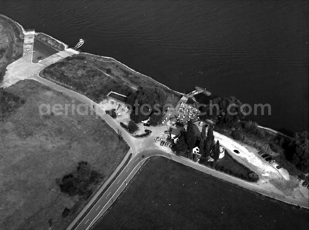 Aerial photograph Xanten - Tables and benches of open-air restaurants Restaurant Zur Rheinfaehre Xanten in the district Bislicher Insel in Xanten in the state North Rhine-Westphalia, Germany