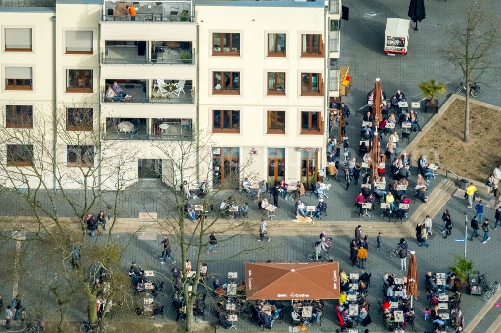 Mülheim an der Ruhr from above - Tables and benches of open-air restaurants on Ruhrpromenaden in Muelheim on the Ruhr in the state North Rhine-Westphalia