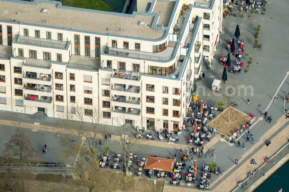 Mülheim an der Ruhr from the bird's eye view: Tables and benches of open-air restaurants on Ruhrpromenaden in Muelheim on the Ruhr in the state North Rhine-Westphalia