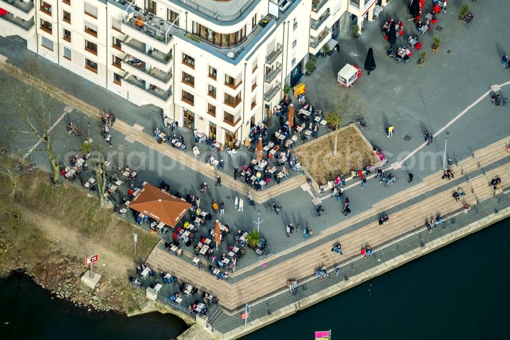 Aerial image Mülheim an der Ruhr - Tables and benches of open-air restaurants on Ruhrpromenaden in Muelheim on the Ruhr in the state North Rhine-Westphalia