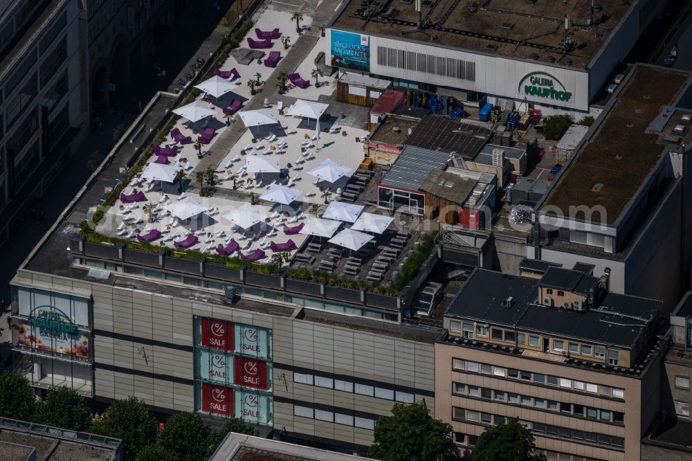 Stuttgart from above - Tables and benches of open-air restaurants Sky Beach Stuttgart on street Koenigstrasse in the district Stadtzentrum in Stuttgart in the state Baden-Wuerttemberg, Germany