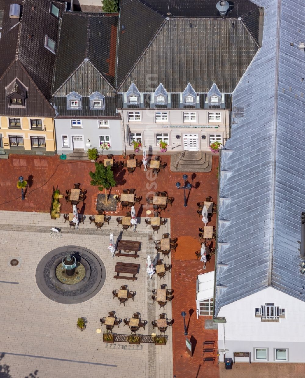 Rheinberg from the bird's eye view: Tables and benches of open-air restaurants in the center of Rheinberg in the state North Rhine-Westphalia, Germany