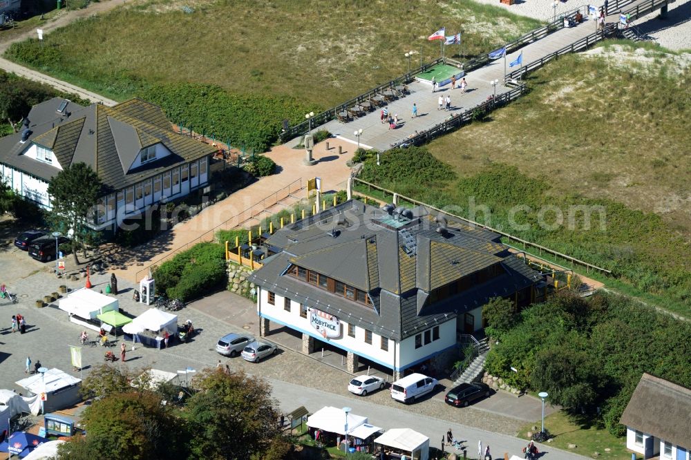 Wustrow from above - Tables and benches of open-air restaurants on the baltic see in Wustrow in the state Mecklenburg - Western Pomerania