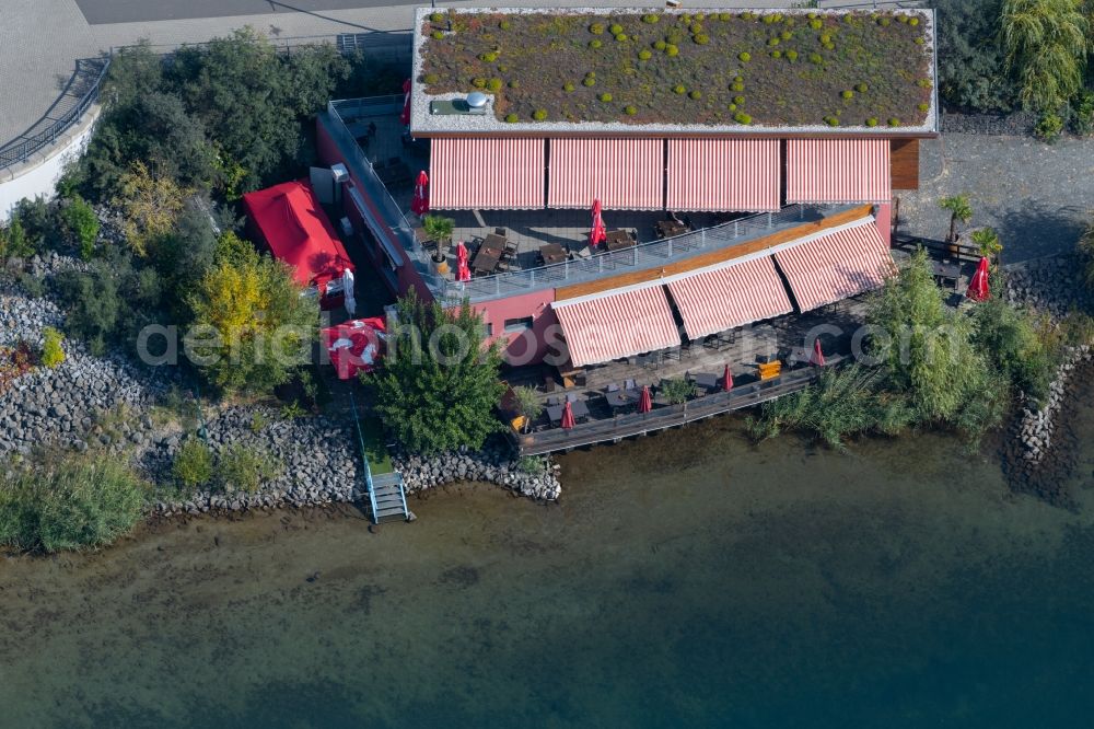 Aerial photograph Markkleeberg - Tables and benches of open-air restaurants Strandhaus on Markkleeberger See in Markkleeberg in the state Saxony, Germany