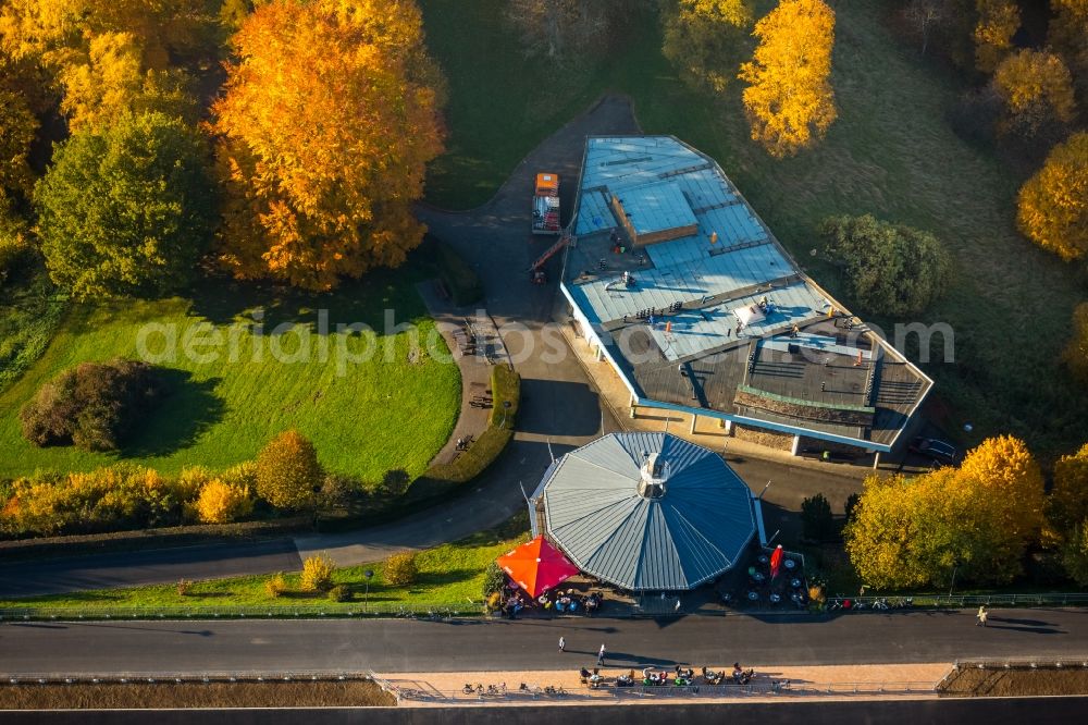 Aerial photograph Attendorn - Tables and benches of open-air restaurants am Ufer des See Biggesee in Attendorn in the state North Rhine-Westphalia