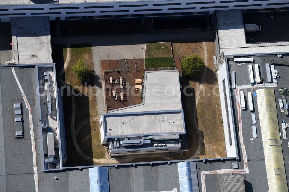 Berlin from the bird's eye view: Tables and benches of open-air restaurants Am Wriezener Bahnhof in the district Friedrichshain in Berlin, Germany