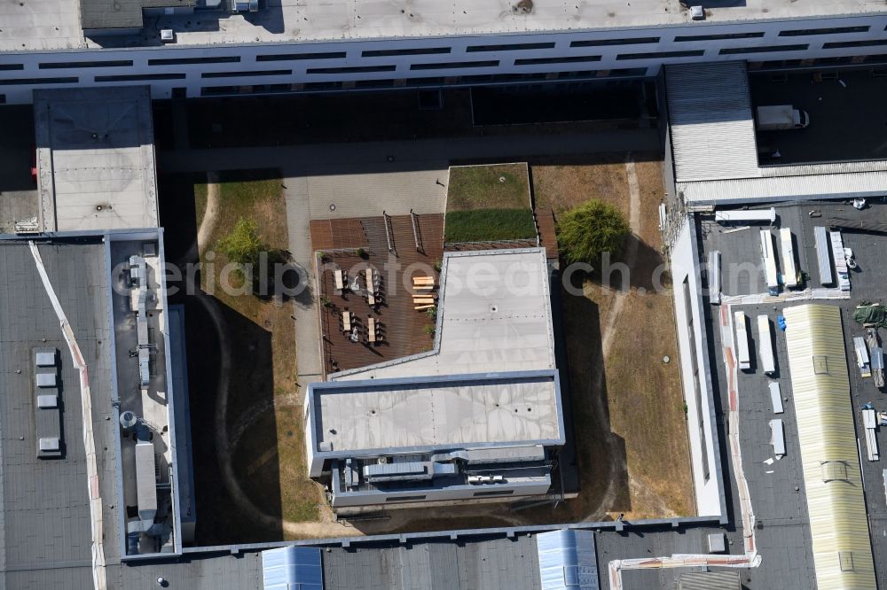 Aerial image Berlin - Tables and benches of open-air restaurants Am Wriezener Bahnhof in the district Friedrichshain in Berlin, Germany