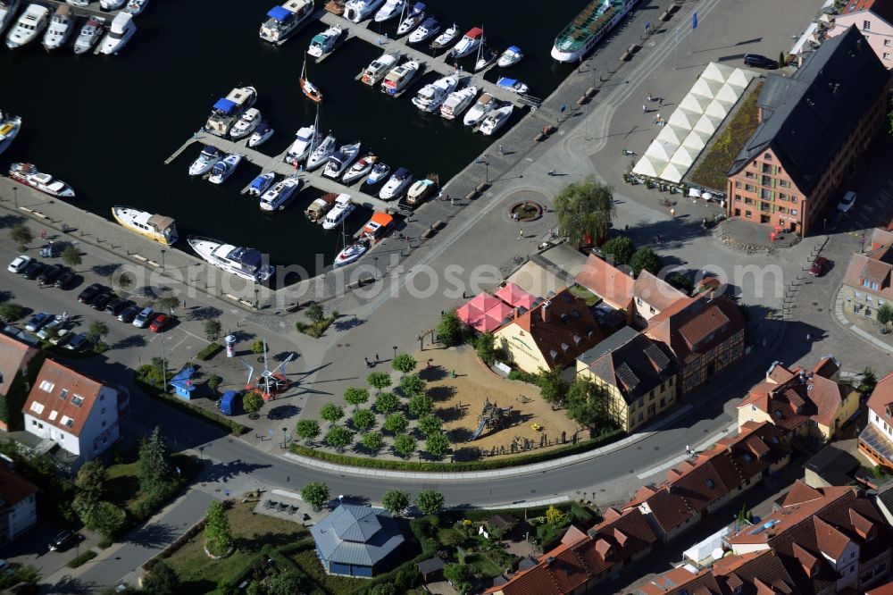 Waren (Müritz) from above - Tables and benches of open-air restaurants am Yachthafen in Waren (Mueritz) in the state Mecklenburg - Western Pomerania