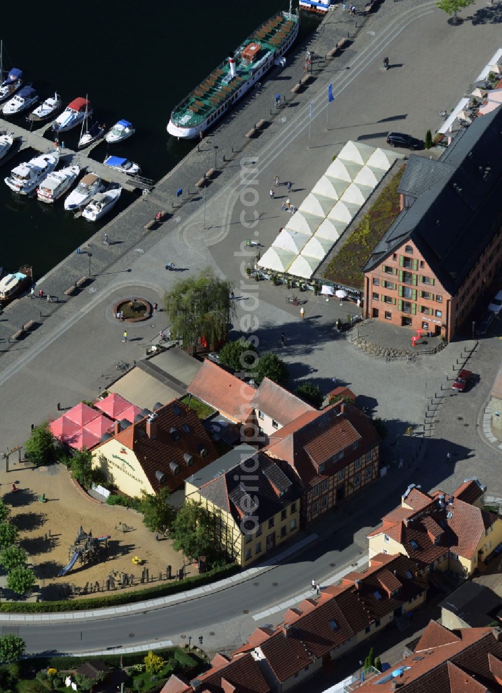 Waren (Müritz) from the bird's eye view: Tables and benches of open-air restaurants am Yachthafen in Waren (Mueritz) in the state Mecklenburg - Western Pomerania