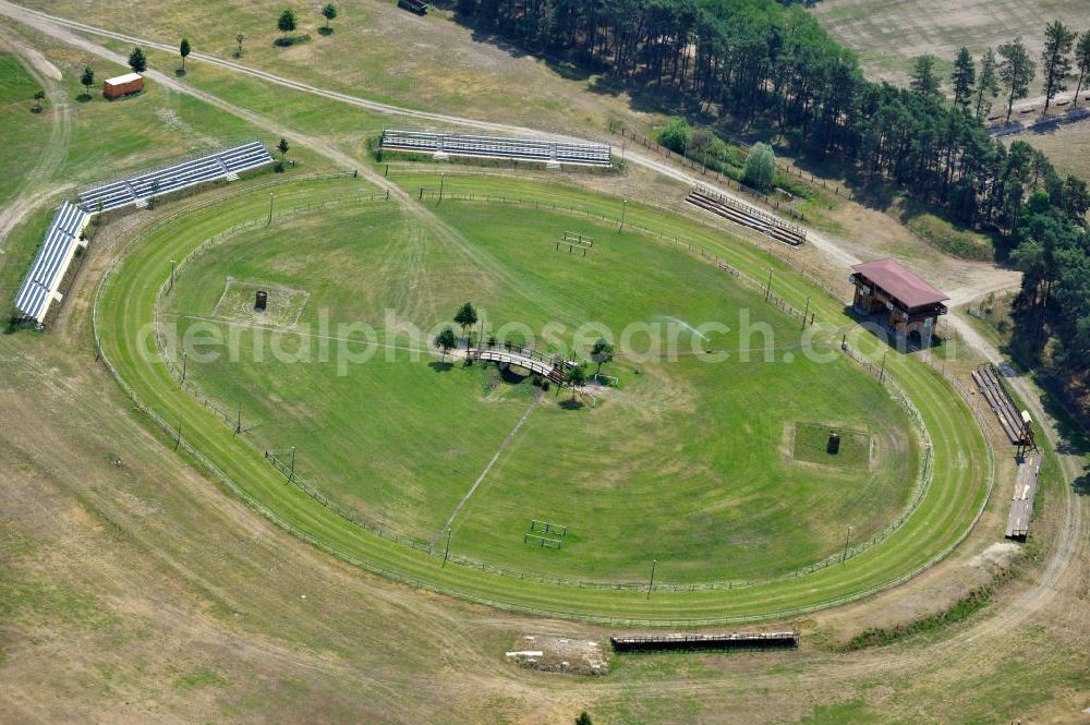 Brück from the bird's eye view: Die Titanen Arena für die alljährliche Veranstaltung das Kaltblutpferderennen Titanen der Rennbahn in Brück, Brandenburg. The Titans Arena for the cart horse race Titanen der Rennbahn in Brück.