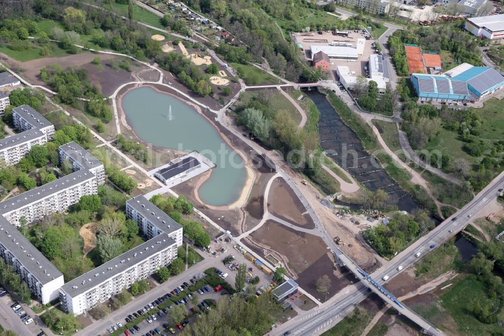 Erfurt from the bird's eye view: Pond water surface and pond oasis Auenteich in the district Moskauer Platz in Erfurt in the state Thuringia, Germany