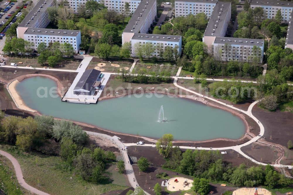 Erfurt from above - Pond water surface and pond oasis Auenteich in the district Moskauer Platz in Erfurt in the state Thuringia, Germany