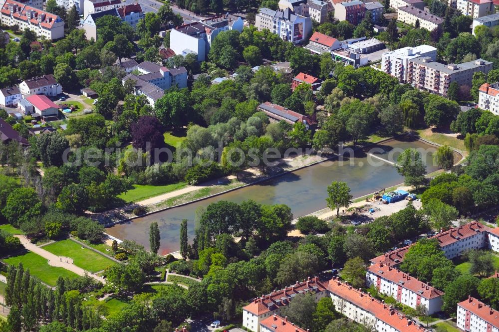 Aerial photograph Berlin - Pond water surface and pond oasis Bluemelteich in Volkspark in the district Mariendorf in Berlin, Germany