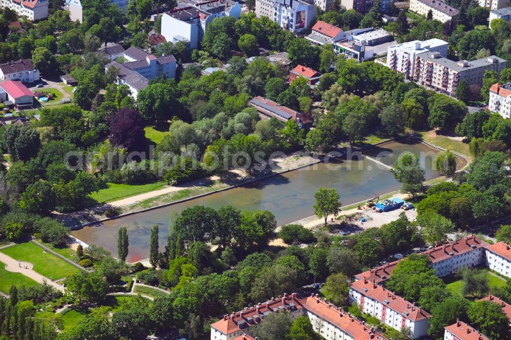 Berlin from above - Pond water surface and pond oasis Bluemelteich in Volkspark in the district Mariendorf in Berlin, Germany