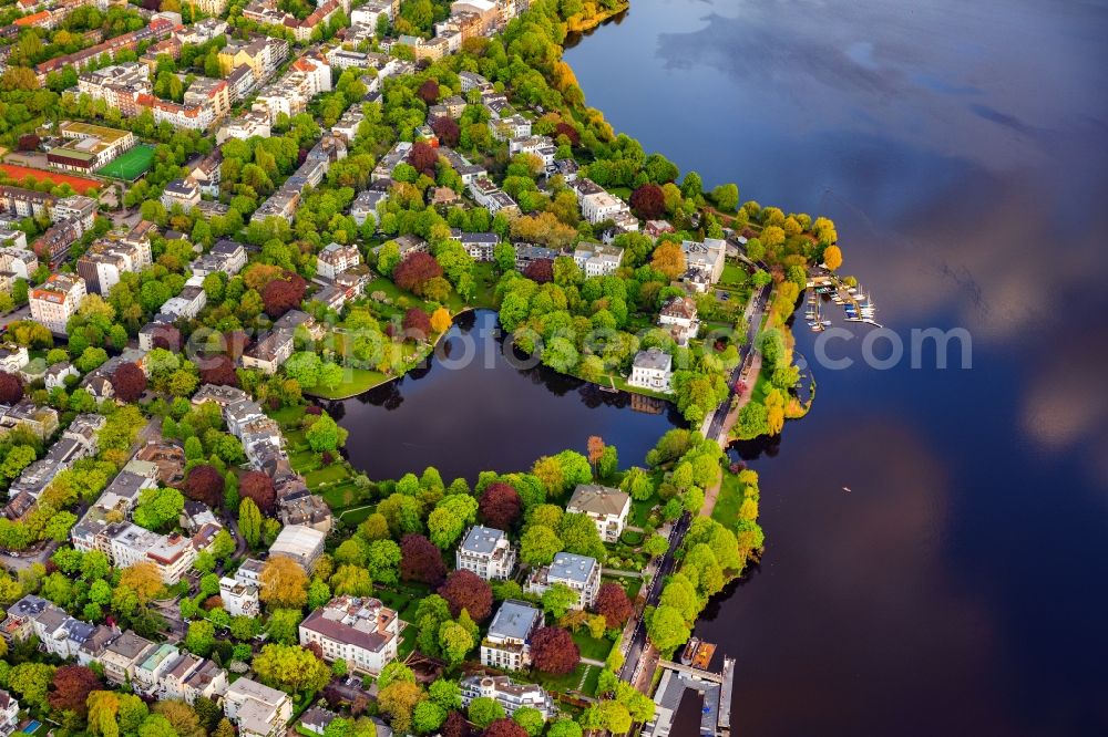 Hamburg from the bird's eye view: Pond water surface and pond oasis of the Feenteich with the Feenteichbruecke at the Schoene Aussicht in the district Uhlenhorst in Hamburg, Germany