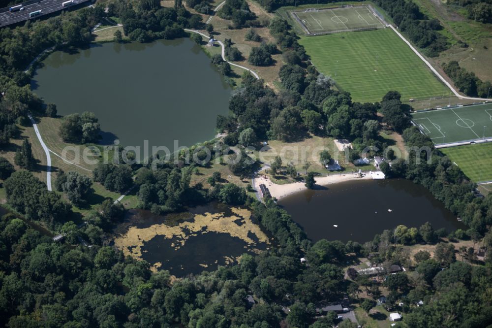 Aerial photograph Braunschweig - Pond water surface and pond oasis Spielmannsteich along the course of the Oker in Brunswick in the state Lower Saxony, Germany