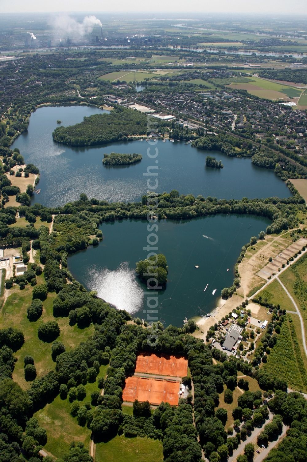 Duisburg from the bird's eye view: View of the Toeppersee in Duisburg in the state North Rhine-Westphalia