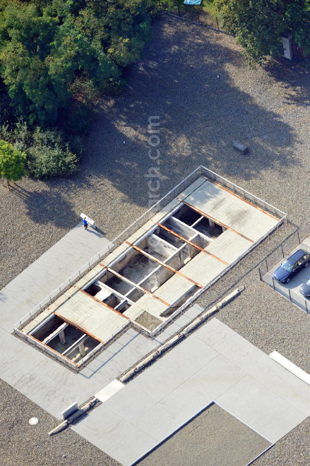 Aerial image Berlin Kreuzberg - Der Neubau der Gedenkstätte Topographie des Terros in Berlin Kreuzberg, ist ein Denkmal und eine Ausstellung zur Erinnerung an die Verfolgungs- und Terrorherrschaft der Nationalsozialisten. Zu sehen sind die freigelegten Gefängniszellen. Architektin des Neubaus ist Ursula Wilms vom Architektenbüro Heinle, Wischer und Partner.The new building of the memorial Topography of Terror in Berlin Kreuzberg, is a monument and an axhibition in memory of the pursuit and the regin of terror of the National Socialists. There are the laid open jail cells. The architect from this building is Ursula Wilms from Heinle, Wischer & Partner.