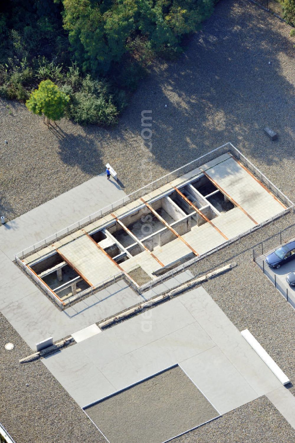 Aerial photograph Berlin Kreuzberg - Der Neubau der Gedenkstätte Topographie des Terros in Berlin Kreuzberg, ist ein Denkmal und eine Ausstellung zur Erinnerung an die Verfolgungs- und Terrorherrschaft der Nationalsozialisten. Zu sehen sind die freigelegten Gefängniszellen. Architektin des Neubaus ist Ursula Wilms vom Architektenbüro Heinle, Wischer und Partner.The new building of the memorial Topography of Terror in Berlin Kreuzberg, is a monument and an axhibition in memory of the pursuit and the regin of terror of the National Socialists. There are the laid open jail cells. The architect from this building is Ursula Wilms from Heinle, Wischer & Partner.