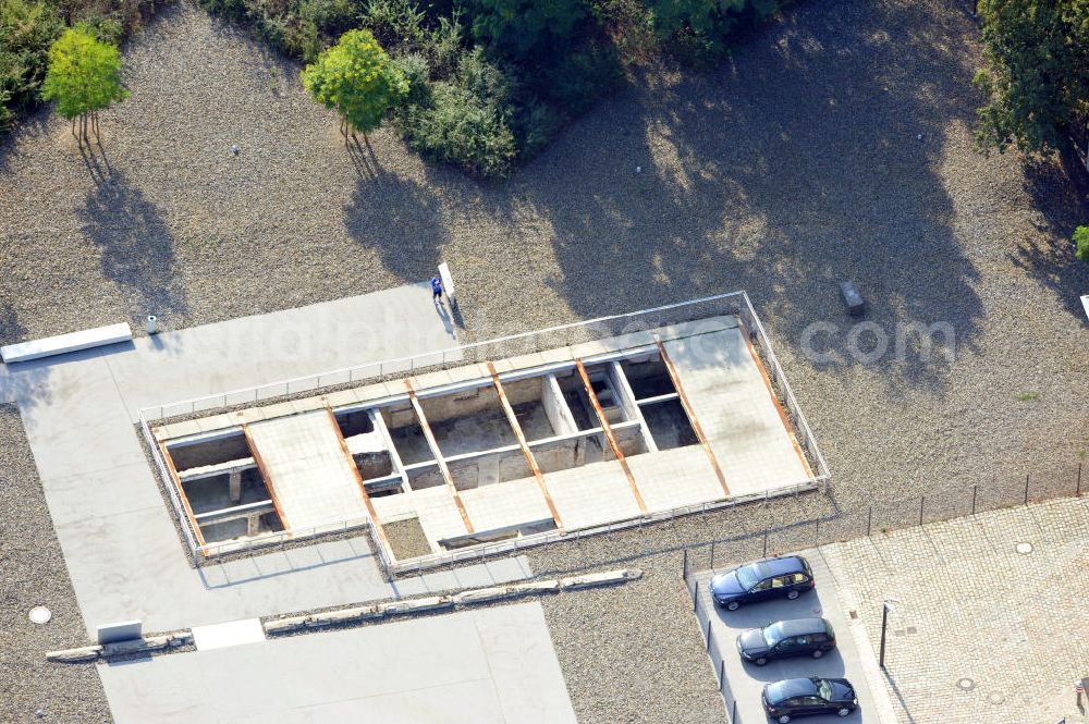 Berlin Kreuzberg from above - Der Neubau der Gedenkstätte Topographie des Terros in Berlin Kreuzberg, ist ein Denkmal und eine Ausstellung zur Erinnerung an die Verfolgungs- und Terrorherrschaft der Nationalsozialisten. Zu sehen sind die freigelegten Gefängniszellen. Architektin des Neubaus ist Ursula Wilms vom Architektenbüro Heinle, Wischer und Partner.The new building of the memorial Topography of Terror in Berlin Kreuzberg, is a monument and an axhibition in memory of the pursuit and the regin of terror of the National Socialists. There are the laid open jail cells. The architect from this building is Ursula Wilms from Heinle, Wischer & Partner.