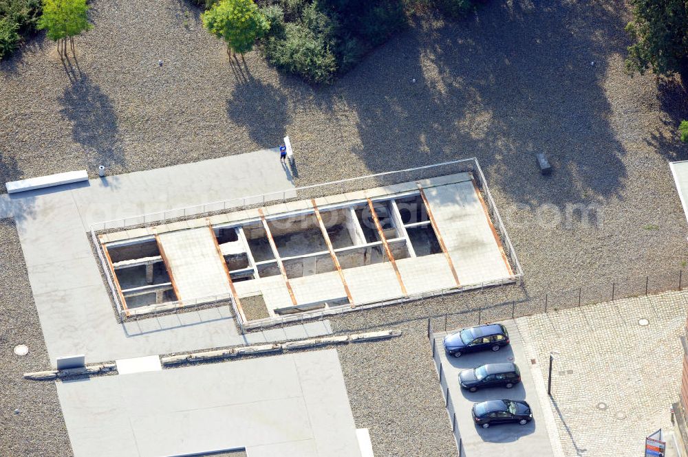 Berlin Kreuzberg from the bird's eye view: Der Neubau der Gedenkstätte Topographie des Terros in Berlin Kreuzberg, ist ein Denkmal und eine Ausstellung zur Erinnerung an die Verfolgungs- und Terrorherrschaft der Nationalsozialisten. Zu sehen sind die freigelegten Gefängniszellen. Architektin des Neubaus ist Ursula Wilms vom Architektenbüro Heinle, Wischer und Partner.The new building of the memorial Topography of Terror in Berlin Kreuzberg, is a monument and an axhibition in memory of the pursuit and the regin of terror of the National Socialists. There are the laid open jail cells. The architect from this building is Ursula Wilms from Heinle, Wischer & Partner.