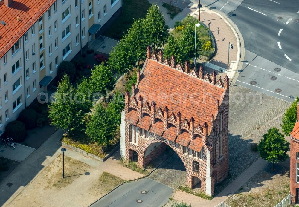 Malchin from the bird's eye view: Gate building Kalensche Tor the rest of the former historic city walls in Malchin in the state Mecklenburg - Western Pomerania