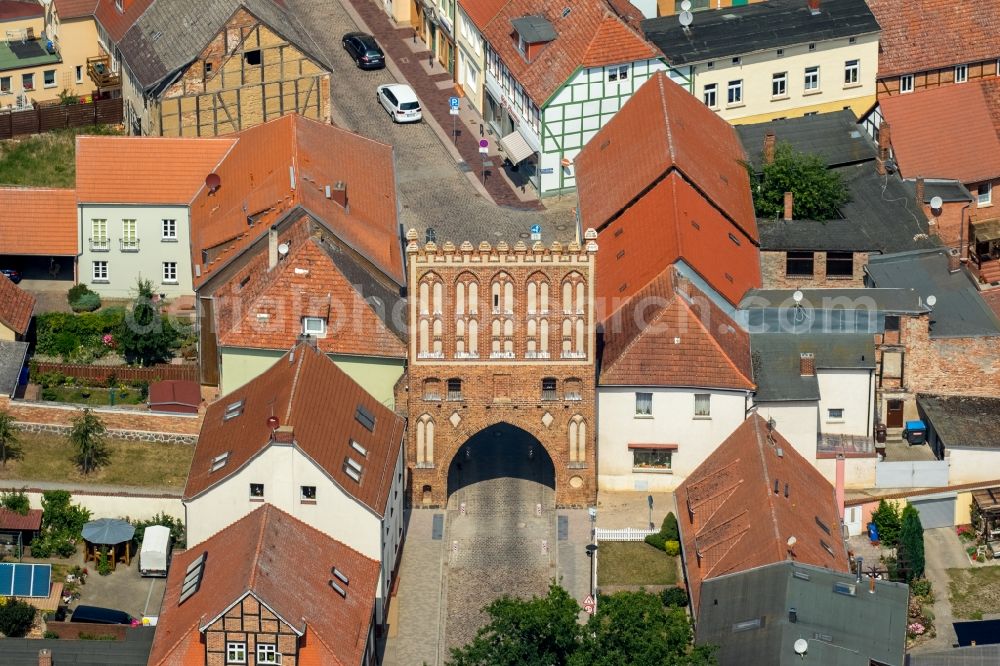 Malchin from the bird's eye view: Gate building Steintor the rest of the former historic city walls in Malchin in the state Mecklenburg - Western Pomerania