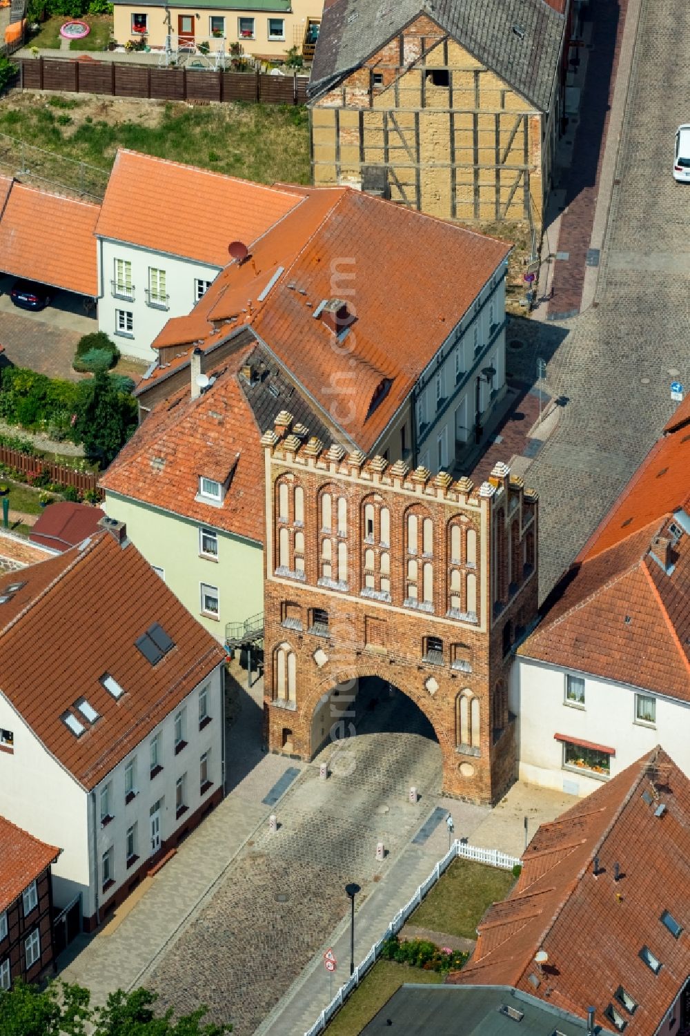 Aerial photograph Malchin - Gate building Steintor the rest of the former historic city walls in Malchin in the state Mecklenburg - Western Pomerania