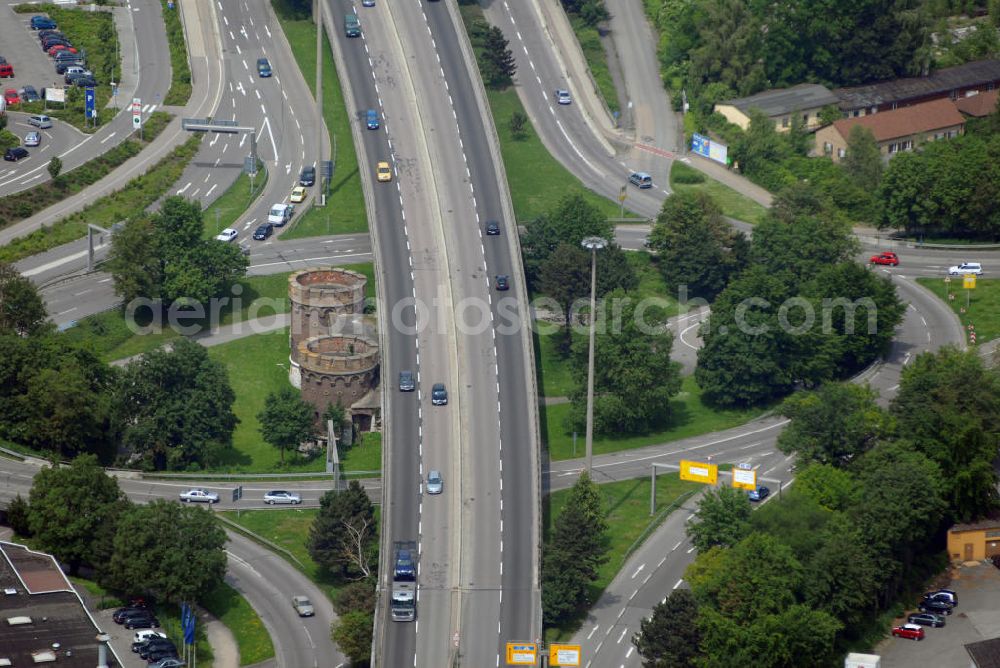 Aerial photograph Ulm - Blick auf die Stadtautobahnkreuzung über das Tor der Bundesfestung Ulm. Von der 1842 während der Ära des Deutschen Bundes erbauten Festung sind weite Teile heute zertstört. Bundesfestungen des Deutschen Bundes waren seit 1815 die befestigten Orte Luxemburg (Stadt), Mainz und Landau. Ulm und Rastatt kamen 1842 hinzu. Sie unterstanden der Bundesversammlung bzw. der Bundesmilitärkommission. Die militärische Funktion lag in der Sicherung der Westgrenze gegen Frankreich. Aufgrund ihrer vielfach ungünstigen, exponierten Lage gewannen die Festungen aber erst im Zusammenwirken mit den übrigen Befestigungen der einzelnen deutschen Staaten, besonders dem preußischen Festungssystem am Rhein, an Bedeutung. Ulm diente hier der Verteidigung Süddeutschlands. Am Bau der eiförmigen, ingenieurtechnischen Leistung, mit 16 Außenforts waren zeitweilig bis zu 10.000 Arbeiter beteiligt. Bis 100.000 Soldaten hatten Platz.