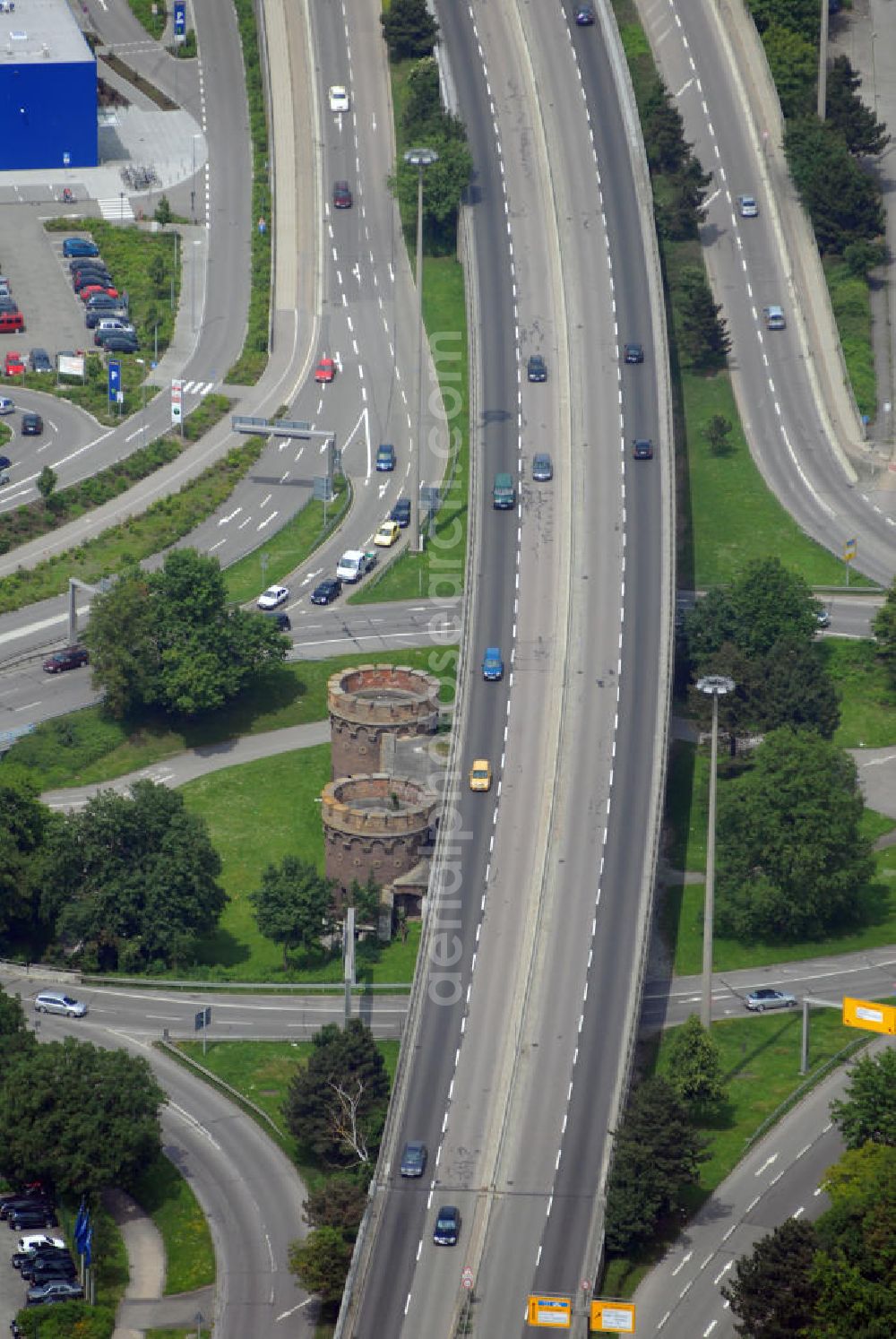 Ulm from above - Blick auf die Stadtautobahnkreuzung über das Tor der Bundesfestung Ulm. Von der 1842 während der Ära des Deutschen Bundes erbauten Festung sind weite Teile heute zertstört. Bundesfestungen des Deutschen Bundes waren seit 1815 die befestigten Orte Luxemburg (Stadt), Mainz und Landau. Ulm und Rastatt kamen 1842 hinzu. Sie unterstanden der Bundesversammlung bzw. der Bundesmilitärkommission. Die militärische Funktion lag in der Sicherung der Westgrenze gegen Frankreich. Aufgrund ihrer vielfach ungünstigen, exponierten Lage gewannen die Festungen aber erst im Zusammenwirken mit den übrigen Befestigungen der einzelnen deutschen Staaten, besonders dem preußischen Festungssystem am Rhein, an Bedeutung. Ulm diente hier der Verteidigung Süddeutschlands. Am Bau der eiförmigen, ingenieurtechnischen Leistung, mit 16 Außenforts waren zeitweilig bis zu 10.000 Arbeiter beteiligt. Bis 100.000 Soldaten hatten Platz.