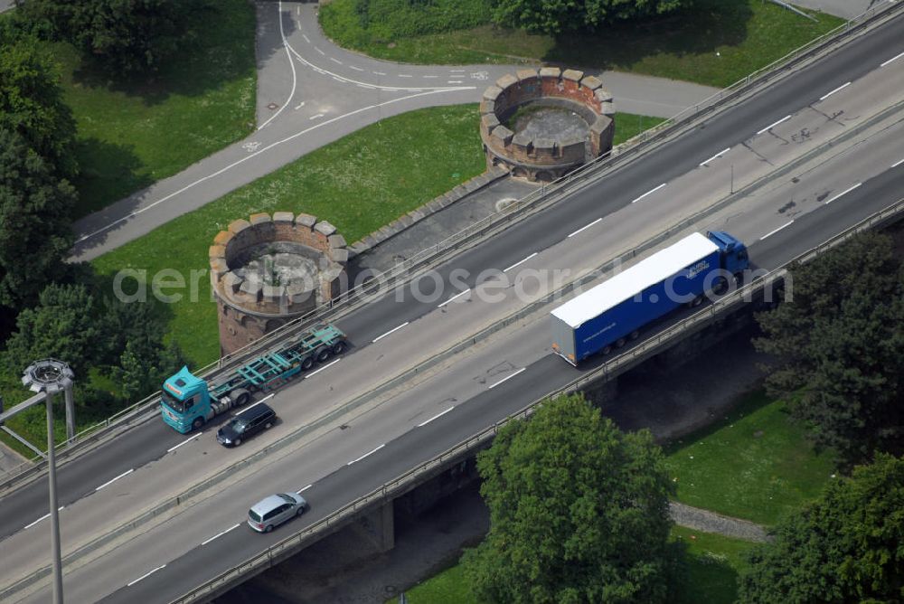 Ulm from the bird's eye view: Blick auf die Stadtautobahnkreuzung über das Tor der Bundesfestung Ulm. Von der 1842 während der Ära des Deutschen Bundes erbauten Festung sind weite Teile heute zertstört. Bundesfestungen des Deutschen Bundes waren seit 1815 die befestigten Orte Luxemburg (Stadt), Mainz und Landau. Ulm und Rastatt kamen 1842 hinzu. Sie unterstanden der Bundesversammlung bzw. der Bundesmilitärkommission. Die militärische Funktion lag in der Sicherung der Westgrenze gegen Frankreich. Aufgrund ihrer vielfach ungünstigen, exponierten Lage gewannen die Festungen aber erst im Zusammenwirken mit den übrigen Befestigungen der einzelnen deutschen Staaten, besonders dem preußischen Festungssystem am Rhein, an Bedeutung. Ulm diente hier der Verteidigung Süddeutschlands. Am Bau der eiförmigen, ingenieurtechnischen Leistung, mit 16 Außenforts waren zeitweilig bis zu 10.000 Arbeiter beteiligt. Bis 100.000 Soldaten hatten Platz.