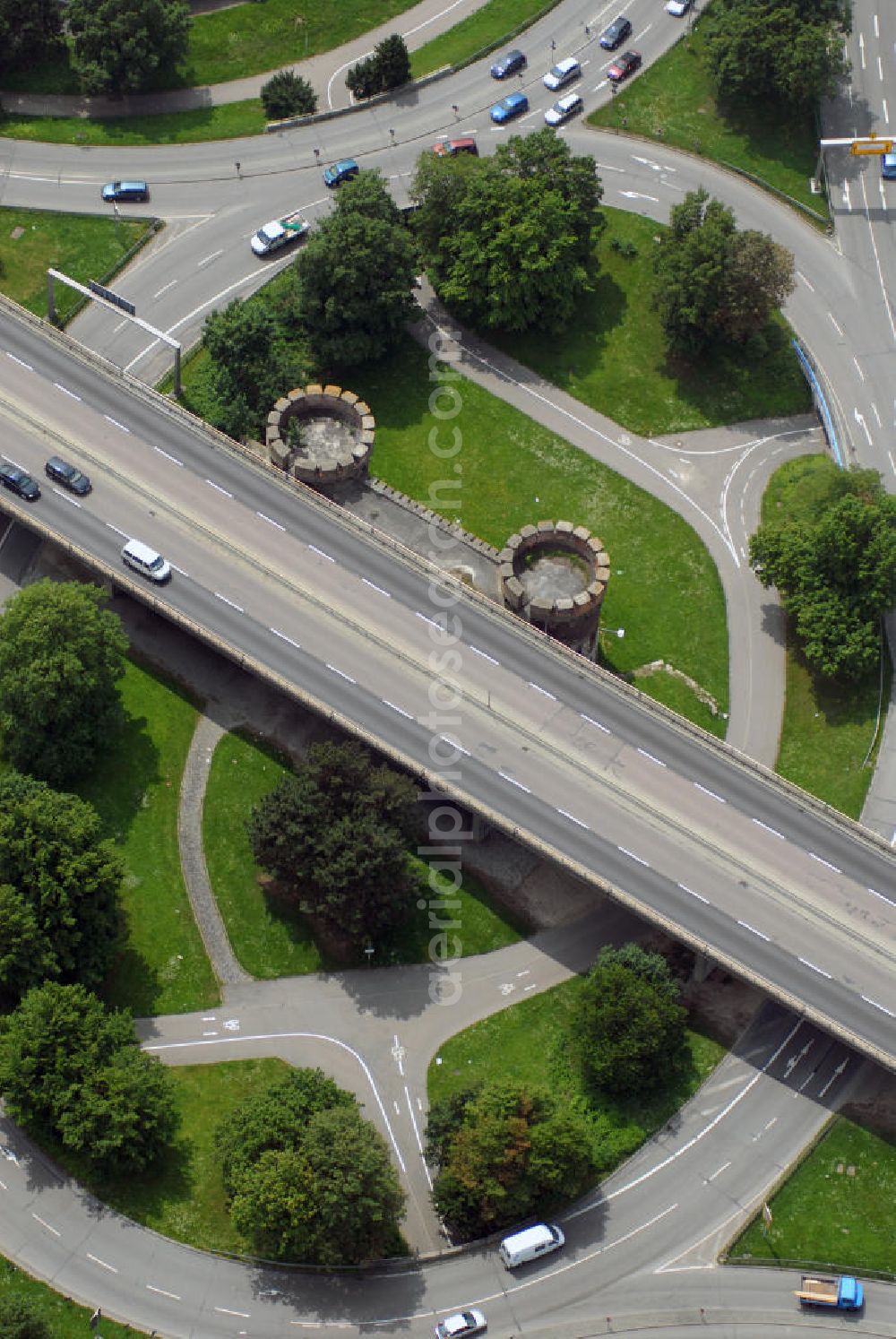 Aerial image Ulm - Blick auf die Stadtautobahnkreuzung über das Tor der Bundesfestung Ulm. Von der 1842 während der Ära des Deutschen Bundes erbauten Festung sind weite Teile heute zertstört. Bundesfestungen des Deutschen Bundes waren seit 1815 die befestigten Orte Luxemburg (Stadt), Mainz und Landau. Ulm und Rastatt kamen 1842 hinzu. Sie unterstanden der Bundesversammlung bzw. der Bundesmilitärkommission. Die militärische Funktion lag in der Sicherung der Westgrenze gegen Frankreich. Aufgrund ihrer vielfach ungünstigen, exponierten Lage gewannen die Festungen aber erst im Zusammenwirken mit den übrigen Befestigungen der einzelnen deutschen Staaten, besonders dem preußischen Festungssystem am Rhein, an Bedeutung. Ulm diente hier der Verteidigung Süddeutschlands. Am Bau der eiförmigen, ingenieurtechnischen Leistung, mit 16 Außenforts waren zeitweilig bis zu 10.000 Arbeiter beteiligt. Bis 100.000 Soldaten hatten Platz.