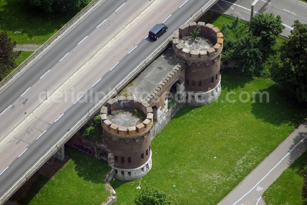 Aerial photograph Ulm - Blick auf die Stadtautobahnkreuzung über das Tor der Bundesfestung Ulm. Von der 1842 während der Ära des Deutschen Bundes erbauten Festung sind weite Teile heute zertstört. Bundesfestungen des Deutschen Bundes waren seit 1815 die befestigten Orte Luxemburg (Stadt), Mainz und Landau. Ulm und Rastatt kamen 1842 hinzu. Sie unterstanden der Bundesversammlung bzw. der Bundesmilitärkommission. Die militärische Funktion lag in der Sicherung der Westgrenze gegen Frankreich. Aufgrund ihrer vielfach ungünstigen, exponierten Lage gewannen die Festungen aber erst im Zusammenwirken mit den übrigen Befestigungen der einzelnen deutschen Staaten, besonders dem preußischen Festungssystem am Rhein, an Bedeutung. Ulm diente hier der Verteidigung Süddeutschlands. Am Bau der eiförmigen, ingenieurtechnischen Leistung, mit 16 Außenforts waren zeitweilig bis zu 10.000 Arbeiter beteiligt. Bis 100.000 Soldaten hatten Platz.