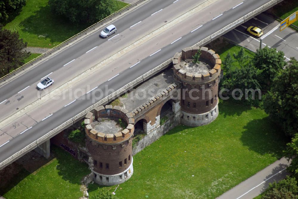 Ulm from above - Blick auf die Stadtautobahnkreuzung über das Tor der Bundesfestung Ulm. Von der 1842 während der Ära des Deutschen Bundes erbauten Festung sind weite Teile heute zertstört. Bundesfestungen des Deutschen Bundes waren seit 1815 die befestigten Orte Luxemburg (Stadt), Mainz und Landau. Ulm und Rastatt kamen 1842 hinzu. Sie unterstanden der Bundesversammlung bzw. der Bundesmilitärkommission. Die militärische Funktion lag in der Sicherung der Westgrenze gegen Frankreich. Aufgrund ihrer vielfach ungünstigen, exponierten Lage gewannen die Festungen aber erst im Zusammenwirken mit den übrigen Befestigungen der einzelnen deutschen Staaten, besonders dem preußischen Festungssystem am Rhein, an Bedeutung. Ulm diente hier der Verteidigung Süddeutschlands. Am Bau der eiförmigen, ingenieurtechnischen Leistung, mit 16 Außenforts waren zeitweilig bis zu 10.000 Arbeiter beteiligt. Bis 100.000 Soldaten hatten Platz.