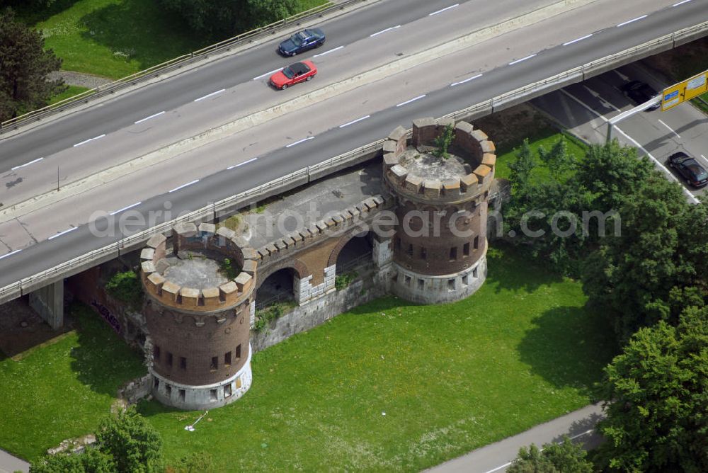 Ulm from the bird's eye view: Blick auf die Stadtautobahnkreuzung über das Tor der Bundesfestung Ulm. Von der 1842 während der Ära des Deutschen Bundes erbauten Festung sind weite Teile heute zertstört. Bundesfestungen des Deutschen Bundes waren seit 1815 die befestigten Orte Luxemburg (Stadt), Mainz und Landau. Ulm und Rastatt kamen 1842 hinzu. Sie unterstanden der Bundesversammlung bzw. der Bundesmilitärkommission. Die militärische Funktion lag in der Sicherung der Westgrenze gegen Frankreich. Aufgrund ihrer vielfach ungünstigen, exponierten Lage gewannen die Festungen aber erst im Zusammenwirken mit den übrigen Befestigungen der einzelnen deutschen Staaten, besonders dem preußischen Festungssystem am Rhein, an Bedeutung. Ulm diente hier der Verteidigung Süddeutschlands. Am Bau der eiförmigen, ingenieurtechnischen Leistung, mit 16 Außenforts waren zeitweilig bis zu 10.000 Arbeiter beteiligt. Bis 100.000 Soldaten hatten Platz.