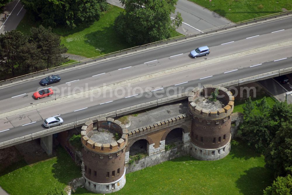 Aerial image Ulm - Blick auf die Stadtautobahnkreuzung über das Tor der Bundesfestung Ulm. Von der 1842 während der Ära des Deutschen Bundes erbauten Festung sind weite Teile heute zertstört. Bundesfestungen des Deutschen Bundes waren seit 1815 die befestigten Orte Luxemburg (Stadt), Mainz und Landau. Ulm und Rastatt kamen 1842 hinzu. Sie unterstanden der Bundesversammlung bzw. der Bundesmilitärkommission. Die militärische Funktion lag in der Sicherung der Westgrenze gegen Frankreich. Aufgrund ihrer vielfach ungünstigen, exponierten Lage gewannen die Festungen aber erst im Zusammenwirken mit den übrigen Befestigungen der einzelnen deutschen Staaten, besonders dem preußischen Festungssystem am Rhein, an Bedeutung. Ulm diente hier der Verteidigung Süddeutschlands. Am Bau der eiförmigen, ingenieurtechnischen Leistung, mit 16 Außenforts waren zeitweilig bis zu 10.000 Arbeiter beteiligt. Bis 100.000 Soldaten hatten Platz.