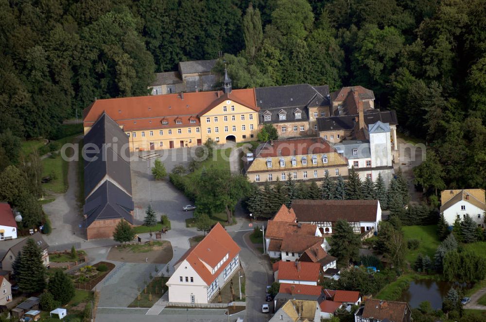 Aerial photograph Löbichau - Blick auf das Torhaus, Sitz der Gemeinde Löbichau. Kontakt: Gemeinde Löbichau, Beerwalder Str. 33, 04626 Löbichau, Tel. 034496 22230, Fax 034496 22250, E-Mail Info@gemeinde-loebichau.de,