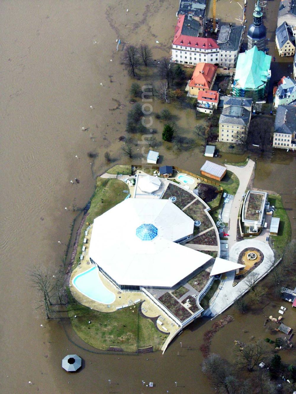 Aerial photograph Bad Schandau - 31.03.2006 Bad Schandau; Hochwasser in Bad Schandau durch die Elbe. Wegen Hochwasser der Elbe bleibt die Toskana Therme Bad Schandau bis zur Wiederbenutzung der Verkehrswege geschlossen. Toskana Therme Bad Schandau, Rudolf-Sendig-Straße 8a, 01814 Bad Schandau