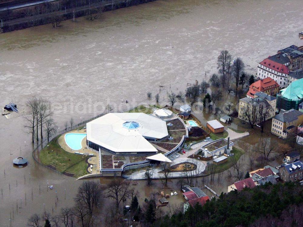 Aerial image Bad Schandau - 31.03.2006 Bad Schandau; Hochwasser in Bad Schandau durch die Elbe. Wegen Hochwasser der Elbe bleibt die Toskana Therme Bad Schandau bis zur Wiederbenutzung der Verkehrswege geschlossen. Toskana Therme Bad Schandau, Rudolf-Sendig-Straße 8a, 01814 Bad Schandau