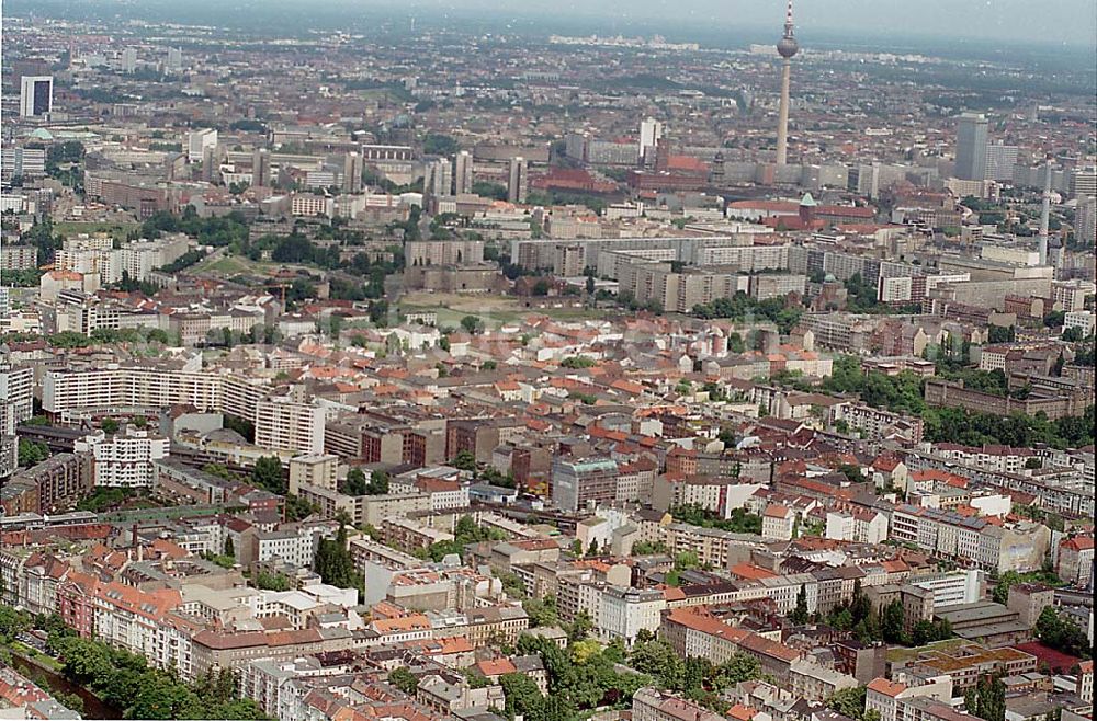 Berlin / Kreuzberg from the bird's eye view: 25.06.1995 Totale Berlin / Kreuzberg