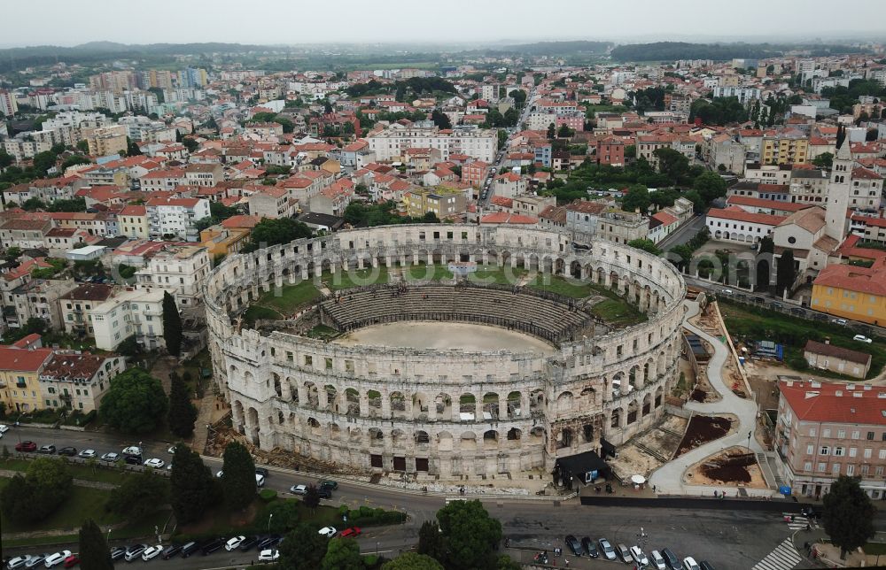 Aerial image Pula - Tourist attraction and sightseeing Amphitheater Pula - Pulska Arena in Pula in Istirien - Istarska zupanija, Croatia