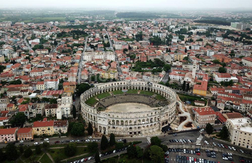 Aerial photograph Pula - Tourist attraction and sightseeing Amphitheater Pula - Pulska Arena in Pula in Istirien - Istarska zupanija, Croatia