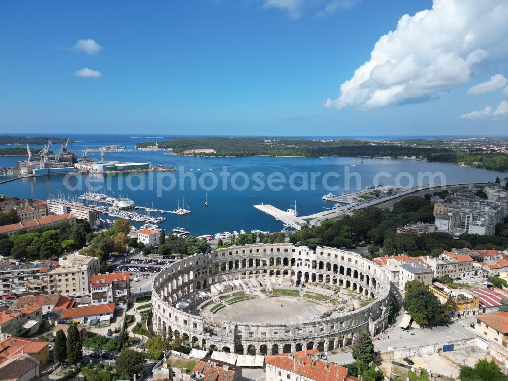 Pula from the bird's eye view: Tourist attraction and sightseeing Amphitheater Pula - Pulska Arena in Pula in Istirien - Istarska zupanija, Croatia