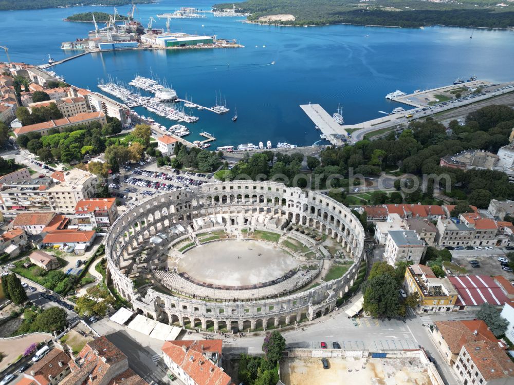 Pula from the bird's eye view: Tourist attraction and sightseeing Amphitheater Pula - Pulska Arena in Pula in Istirien - Istarska zupanija, Croatia