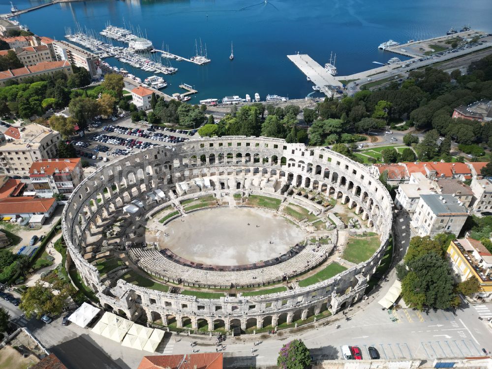 Pula from the bird's eye view: Tourist attraction and sightseeing Amphitheater Pula - Pulska Arena in Pula in Istirien - Istarska zupanija, Croatia