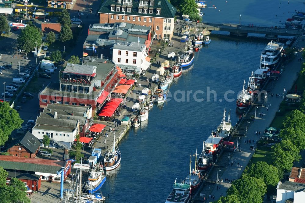 Aerial photograph Rostock - Tourism attraction and sight of the fishing port at the Alter Strom in Rostock in the state of Mecklenburg-Vorpommern, Germany